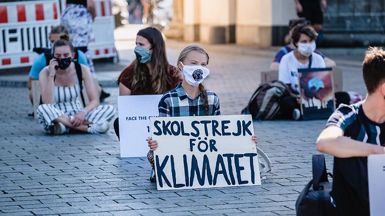 Thunberg und ihre Mitstreiter demonstrierten vor dem Brandenburger Tor.