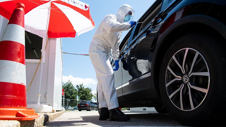 Reise-Rückkehrer - hier im Testzentrum auf der Autobahnraststätte Hochfelln Nord - tragen einen erheblichen Teil zu den steigenden Fallzahlen bei.