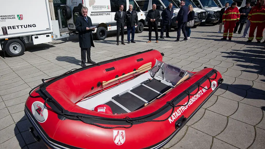 Nun-gibt-es-neue-Fahrzeuge-mit-Transportanhaengern-und-Boote-fuer-den-Katastrophenschutz