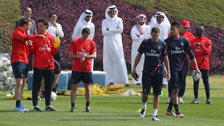 Scheich Tamim bin Hamad al-Thani gehört der Fußballklub Paris St. Germain - gleichzeitig ist er Staatsoberhaupt Katars, das immer wieder mit Menschenrechtsverletzungen auf sich aufmerksam macht.