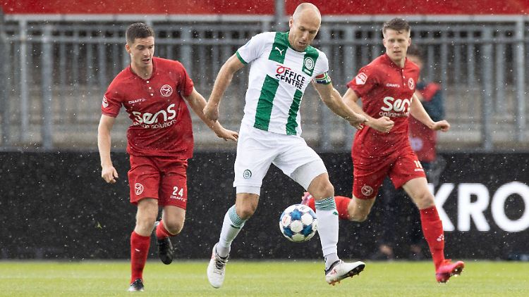 Robben lief mit der Kapitänsbinde auf.