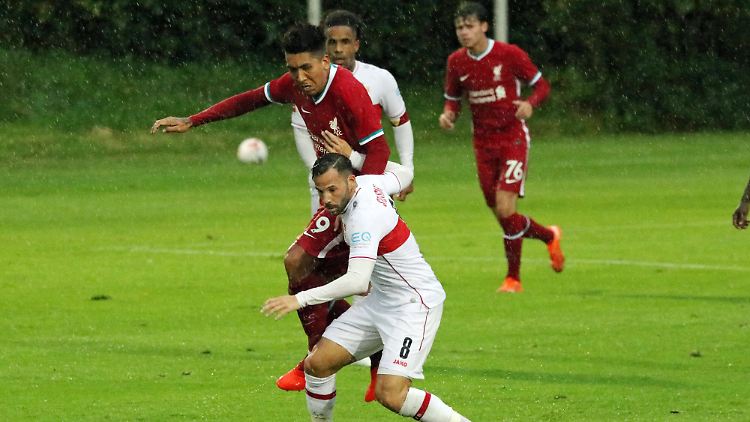 Liverpools Roberto ringt mit Gonzalo Castro. Einer von beiden schoss ein Tor. Castro verlor zu Null.