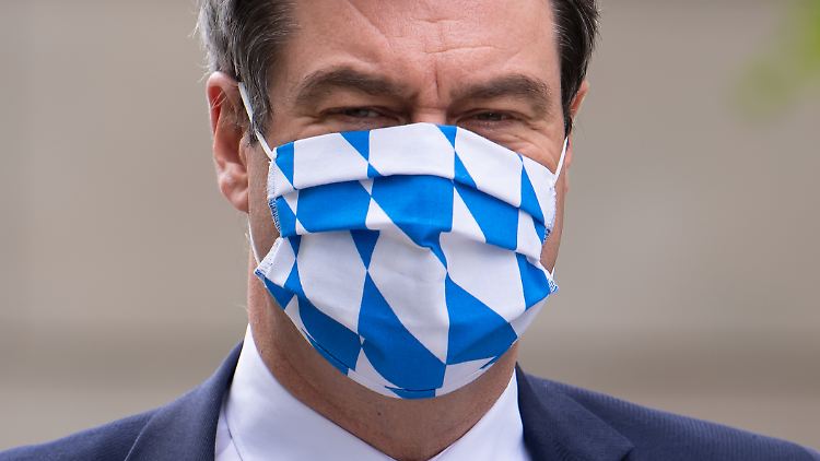 Markus Söder prüft, ob Mund-Nasen-Bedeckungen auch im bayrischen Schulunterricht Einsatz finden.