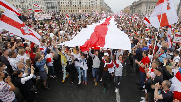 Oppositionelle Plattformen schätzten die Zahl der Demonstranten auf 200.000.