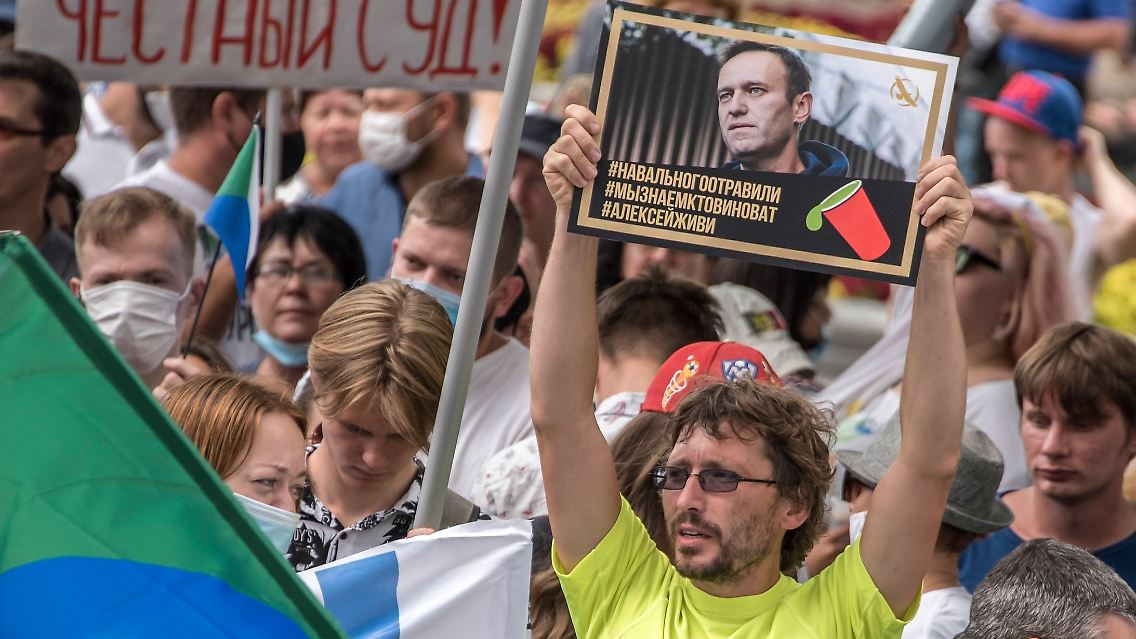 "Nawalny wurde vergiftet, wir wissen, wer schuld ist, Alexej du musst leben" steht auf diesem Plakat bei einer Demo in Chabarowsk.