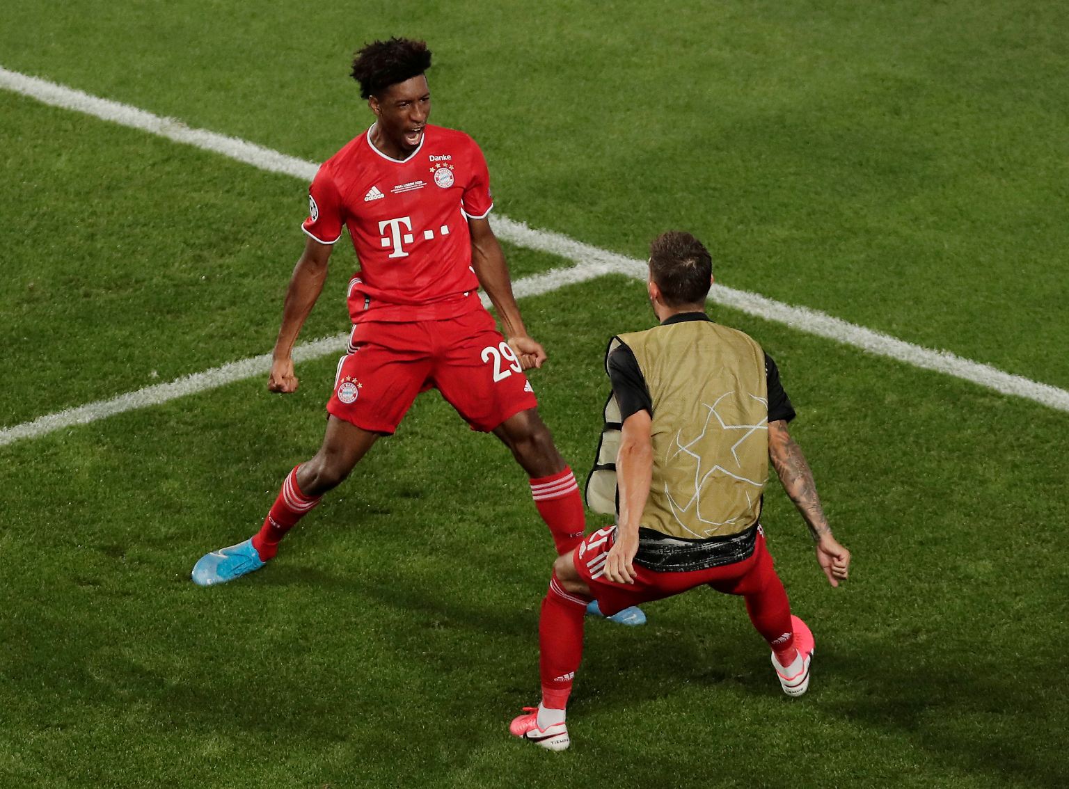Matchwinner Kingsley Coman rannte freudetrunken auf das Spielfeld und umarmte jeden, der ihm über den Weg lief oder hüpfte - dann packte sich Meistertrainer Hansi Flick den Mann des Abends und drückte ihn drei, vier Sekunden lang fest an seine Brust.  