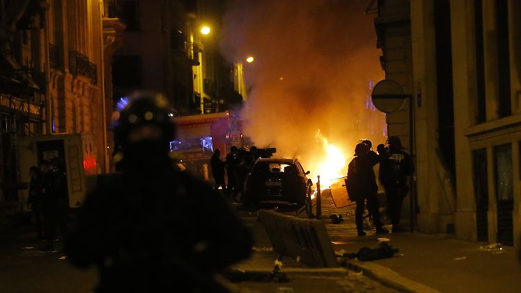 Die Polizei in Paris nahm nach eigenen Angaben 22 Personen fest.