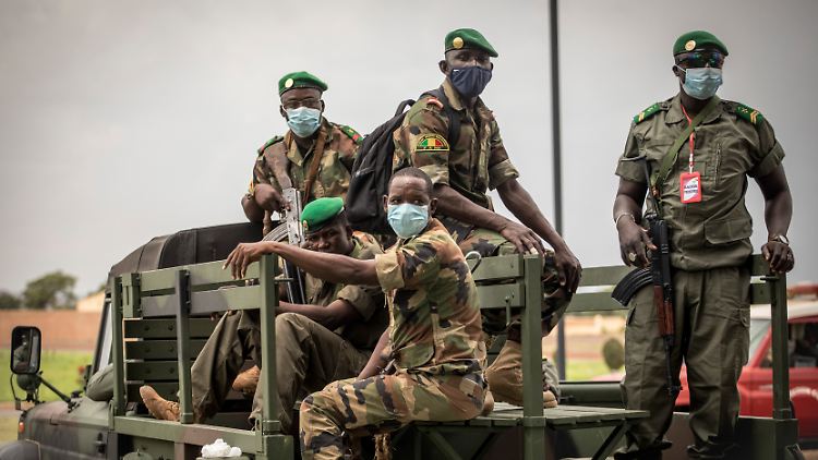 Die Militärs in Mali wollen zunächst an der Macht bleiben.
