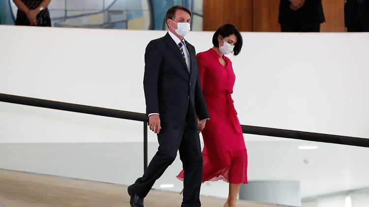 Brasiliens First Lady Michelle Bolsonaro steht unter Verdacht, jahrelang illegale Zahlungen kassiert zu haben.
