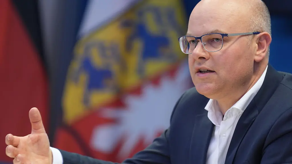 Umweltminister-Tobias-Goldschmidt-warnt-vor-Kursaenderungen-beim-Ausbau-der-Erneuerbaren