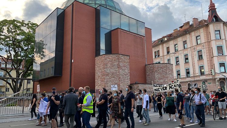 Knapp 200 Menschen nahmen in Graz an einer Solidaritätskundgebung teil.