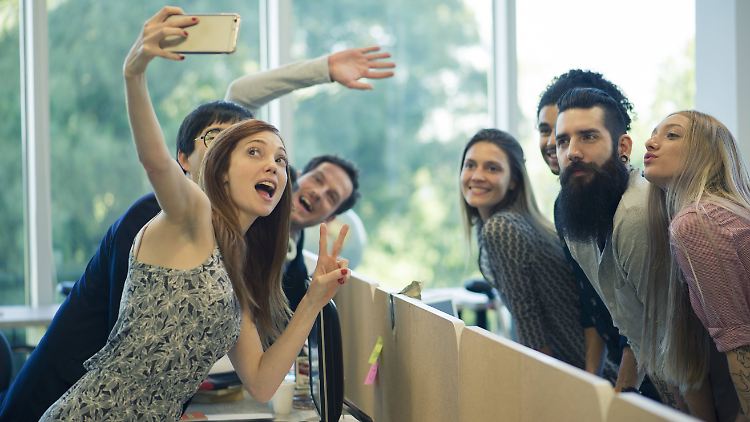 Eine Möglichkeit, Diskriminierungen am Arbeitsplatz entgegenzuwirken, sind Diversity-Trainings für Mitarbeitende und Führungspersonal.