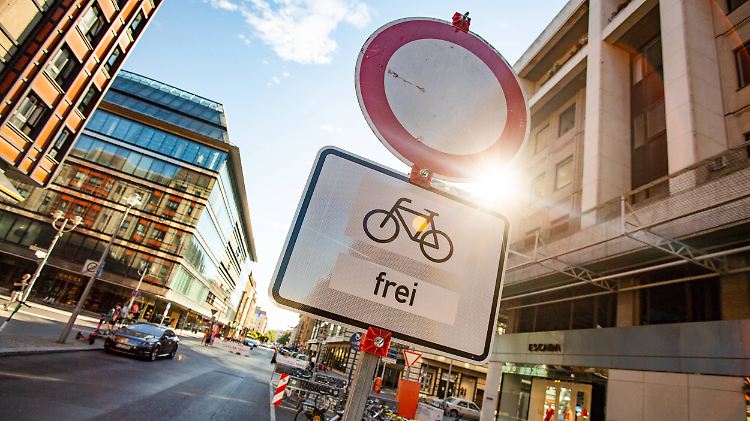 "2016 gab es 3,5 Radverkehrsplaner im Land Berlin, inzwischen sind es rund 70", sagt Verkehrssenatorin Regine Günther.