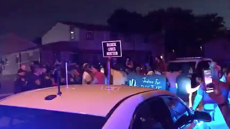 Als Reaktion auf die Videoaufnahmen des Vorfalls kam es vor der Polizeistation zu Protesten durch Anwohner.