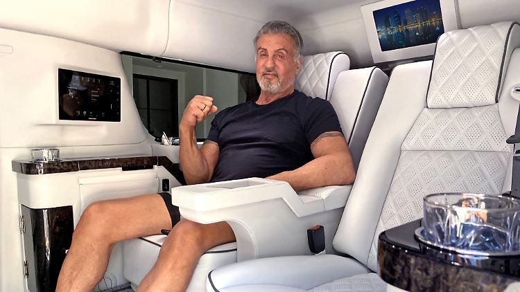 Sylvester Stallone in seinem Chefsessel in seinem Cadillac Escalade ESV.