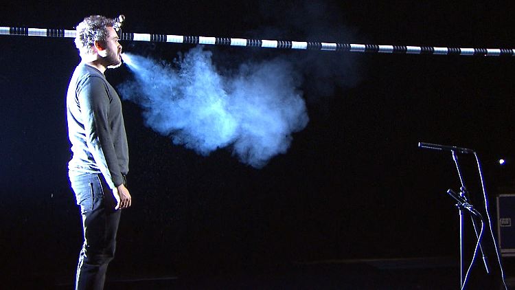 Forscher untersuchen die Ausbreitung der Aerosole beim Singen. Gegen die winzigen Partikel in Räumen helfen Luftfilteranlagen.