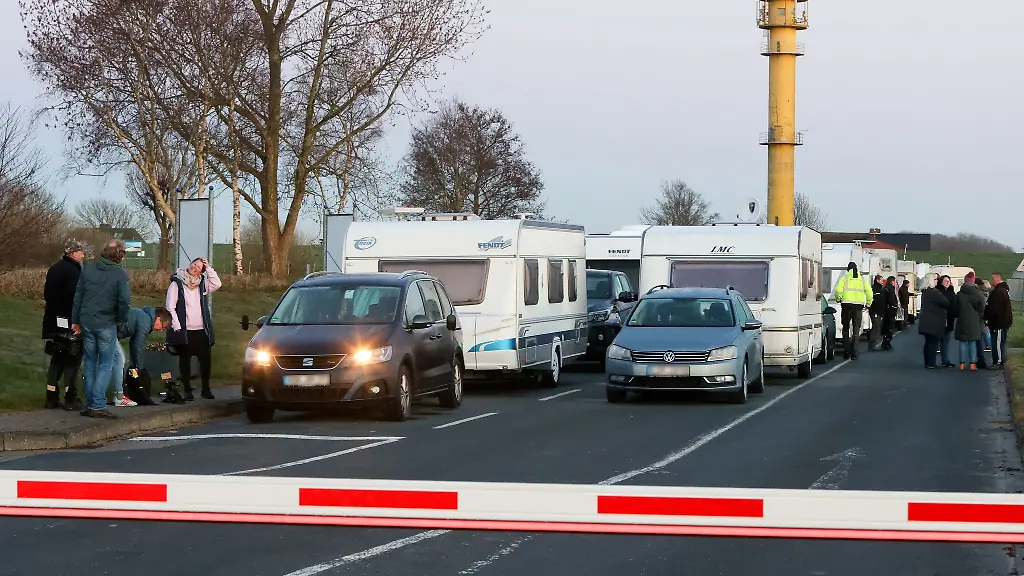 Manche-Camper-schliefen-in-der-Nacht-vor-dem-Saisonstart-in-ihren-Wohnwagen-in-der-Schlange-vor-der-Campingplatz-Schranke
