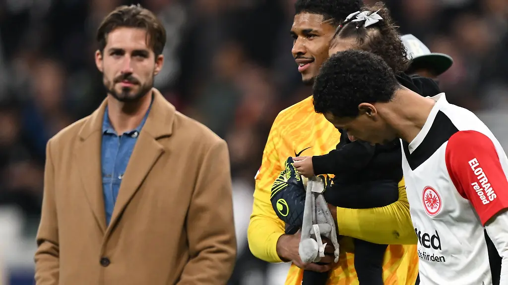 Eintracht-Torwart-Kevin-Trapp-l-musste-in-den-vergangenen-Wochen-wegen-einer-Schienbeinverletzung-zuschauen