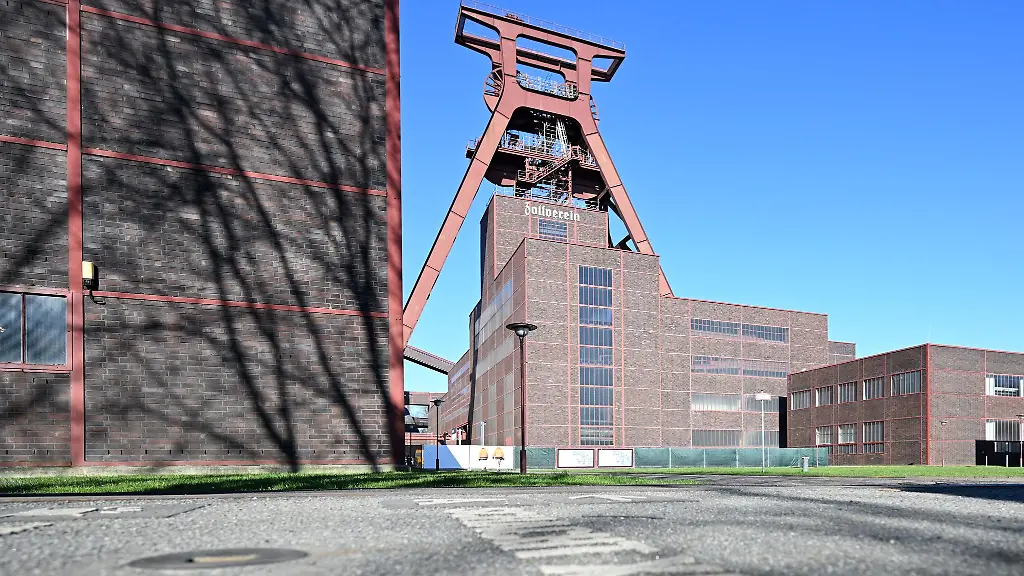 Unter-anderem-Schacht-XII-der-ehemaligen-Steinkohlezeche-Zollverein-in-Essen-ist-jetzt-mit-Beton-verfuellt-worden