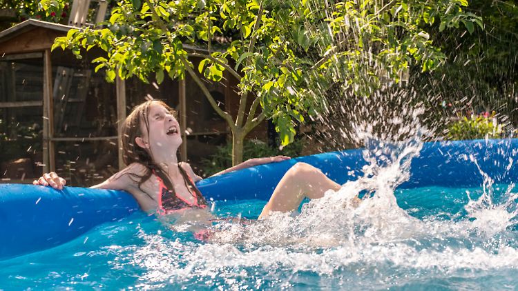 Schon beim Aufbauen sollte man darauf achten, dass das Wasser später wieder unkompliziert abfließen kann.