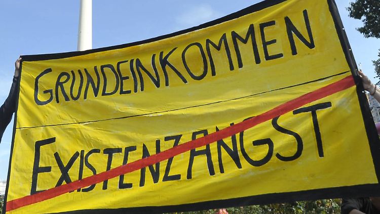 Jeder zweite Deutsche kann sich die Einführung eines bedingungslosen Grundeinkommens vorstellen.