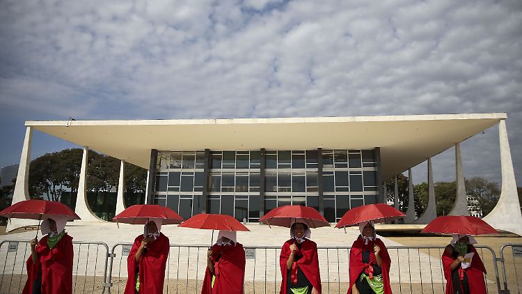 Seit Jahren demonstrieren Frauen in Brasilien für mehr Rechte bei Abtreibungen- Familienministerin Alves würde diese lieber komplett verbieten.