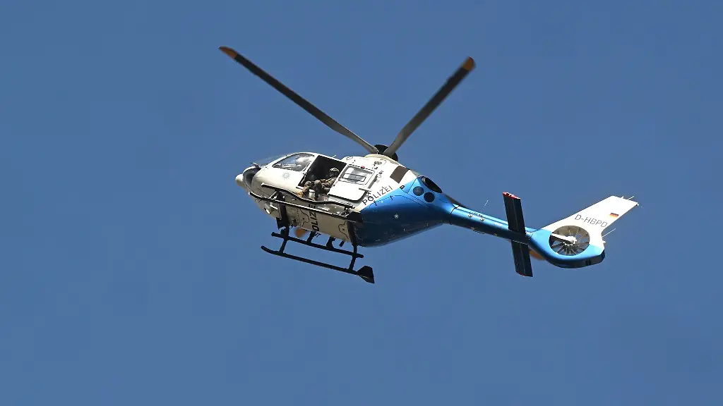 Mit-einem-Polizeihubschrauber-suchten-die-Beamten-nach-dem-Verdaechtigen