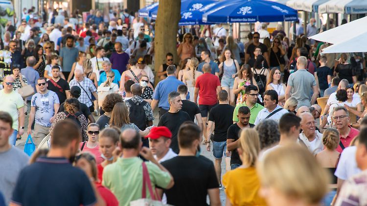 Ein Bild, das viele Händler begrüßen würden: eine volle Fußgängerzone in München.