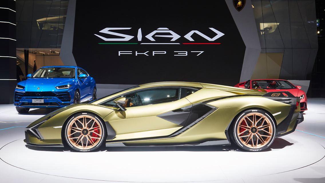 In Lamborghinis Hybridrenner Sián werkelt nämlich ein 785 PS leistender 6,5-Liter-V12 in Kombination mit einer 34 PS starken, im Getriebe integrierten 48-Volt-E-Maschine. Macht in Summe 819 PS.
