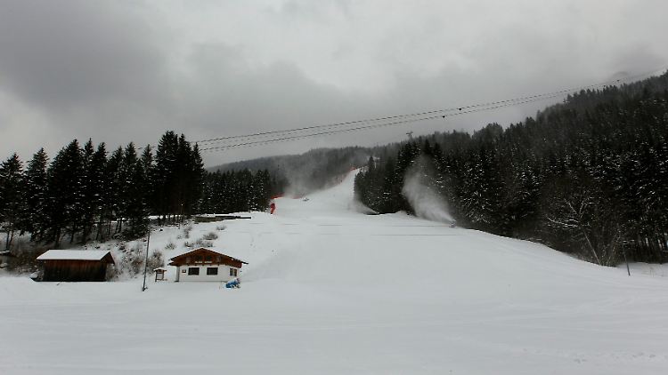 Schneebedeckte Wiese der Alpspitzbahn in Garmisch-Partenkirchen.