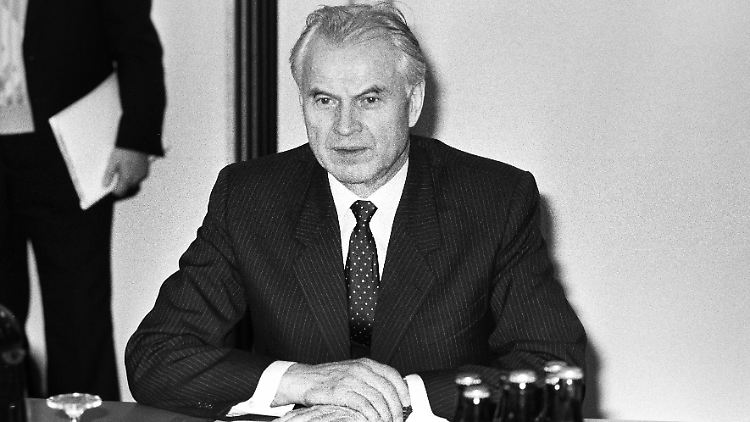 Hans Modrow im Februar 1990.