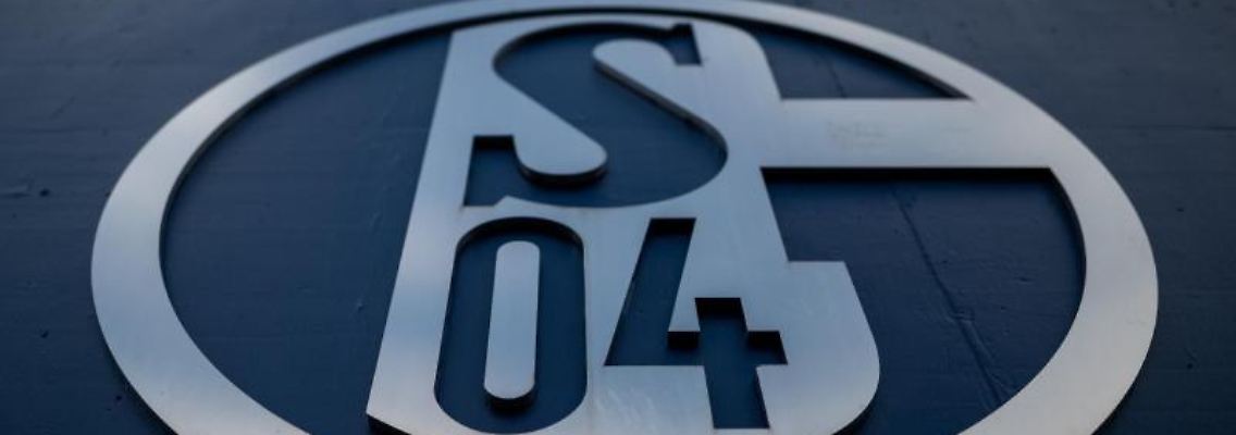 Das Logo vom FC Schalke 04. Foto: Fabian Strauch/dpa/Archivbild