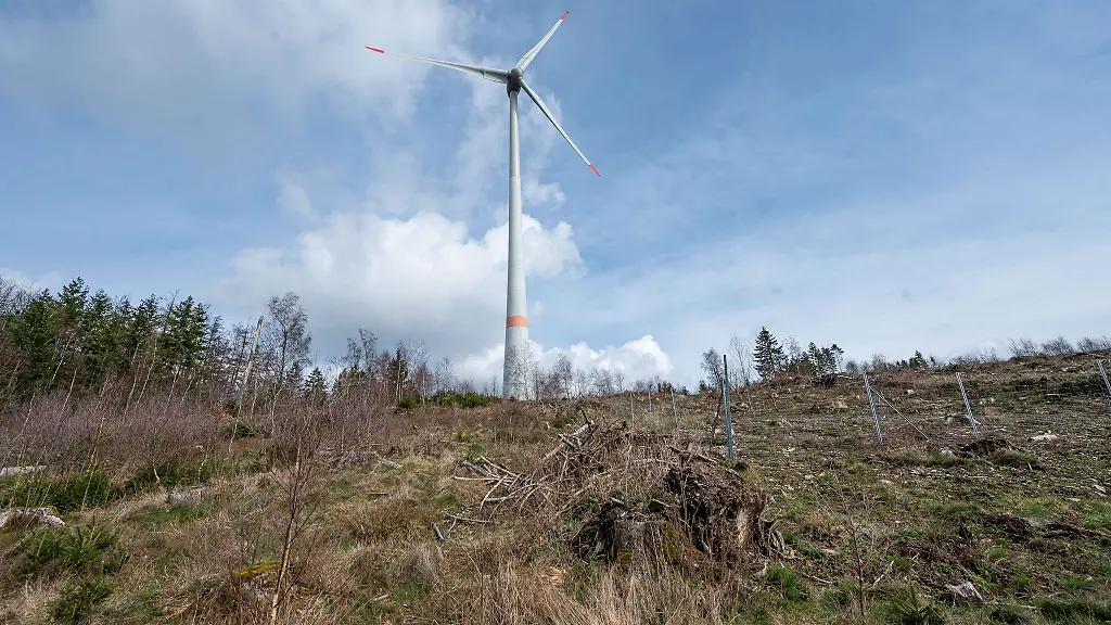 Gruenstrom-aus-Wind-und-Solaranlagen-soll-in-Elektrolyseuren-gruenen-Wasserstoff-erzeugen