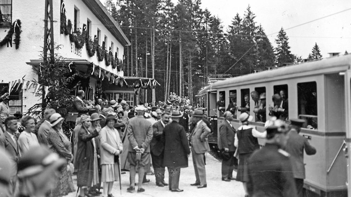 ... unterhalb des Gipfels auf rund 2650 Metern führt.