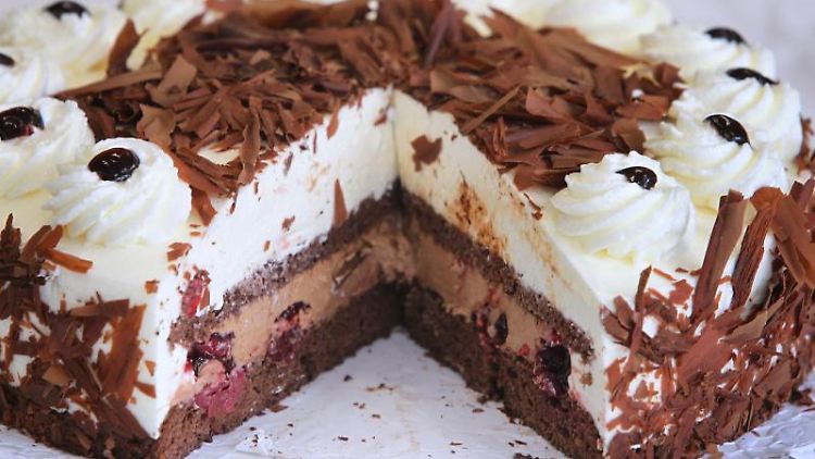 Eine angeschnittene Schwarzwälder Kirschtorte steht in einer Bäckerei. Foto: picture alliance / dpa/symbol