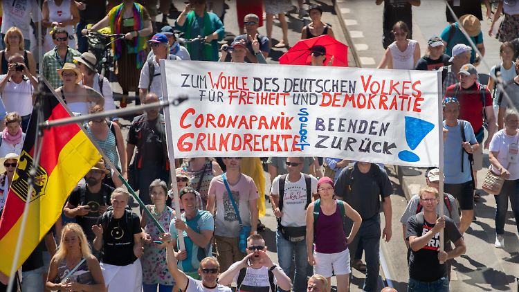 Teilnehmer der "Querdenken"-Demo am 1. August in Berlin.