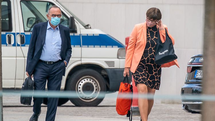 Die Spitzen von SPD (im Bild: Norbert Walter-Borjans und Saskia Esken), CDU und CSU kamen am Nachmittag im Kanzleramt zusammen.