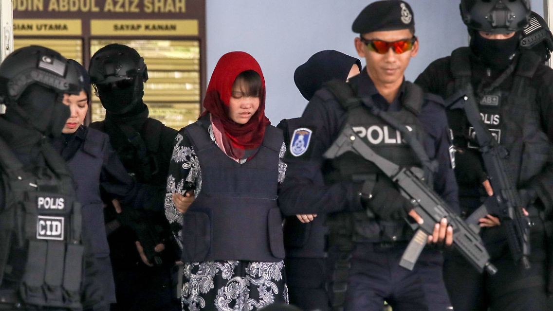 ... wurden die Vietnamesin Doan Thi Huong (Foto) und die Indonesierin Siti Aisyah festgenommen. Beide Frauen behaupten, dass sie nicht wussten, was sie taten. Angeblich dachten sie, dass sie für einen Fernsehscherz im Stil der "Versteckten Kamera" einem fremden Mann Babyöl ins Gesicht drücken sollten.