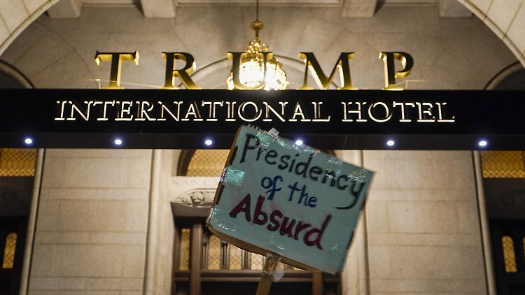 Menschen protestieren vor dem Trump International Hotel während des Parteitages der Republikaner.