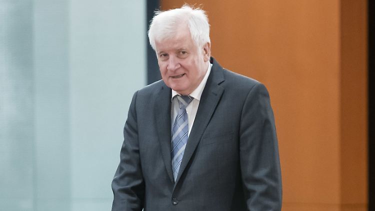 "Sonderkontingente bei der Flüchtlingsaufnahme dürften nicht zu Größenordnungen führen, die von den Menschen nicht mehr akzeptiert würden", sagt Seehofer.