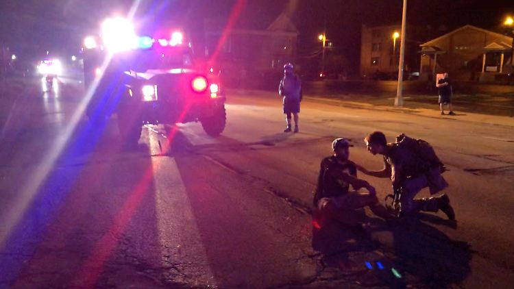 300 bis 400 Demonstranten gingen in Kenosha auf die Straße - es kam untereinander zu Gewaltausbrüchen.