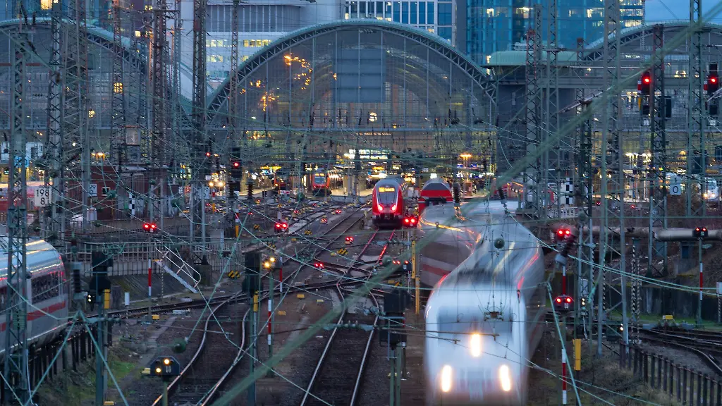 Die-Bahn-will-den-Zugverkehr-durch-den-Frankfurter-Hauptbahnhof-mit-einem-Tunnel-und-einer-unterirdischen-Station-beschleunigen-Archivbild