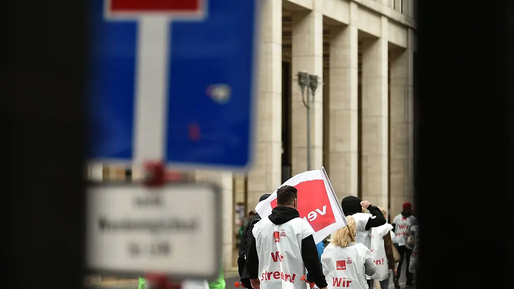 Bei-Mitarbeiter-der-CFM-arbeite-zum-Beispiel-im-Bereich-der-Medizintechnik-und-der-Reinigung-Archivbild