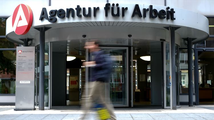 Arbeitsminister Hubertus Heil geht von Mehrkosten für die Verlängerung des Kurzarbeitergelds in Höhe von rund zehn Milliarden Euro aus.