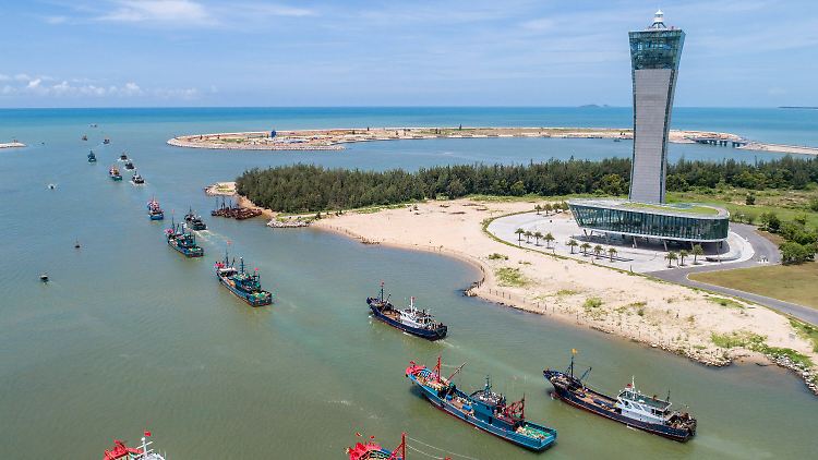 China hat zwei Raketen abgefeuert als "Warnung an die USA", die in einem Gebiet südöstlich der Insel Hainan sowie der Paracel-Inseln gelandet sind.  