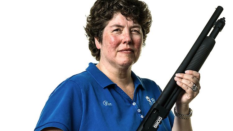Pamela Burke, 49, besitzt ein Waffengeschäft in Pennsylvania. Sie setzt sich dafür ein, dass in Schulen gebetet wird. Sie sagt: "Die Medien sind unsere größten Feinde."
