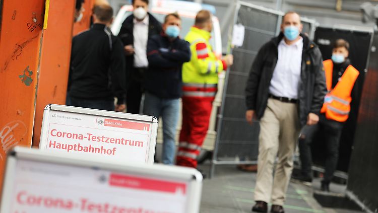 Söder will Rückkehrer aus Risikogebieten weiter zum Test verpflichten.