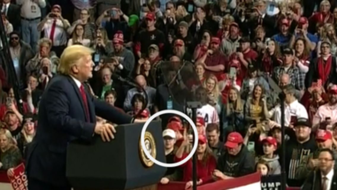 Der mutmaßliche Schütze von Kenosha beim Trump-Wahlkampfauftritt in Des Moines.