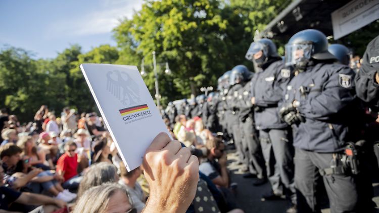 Auf der letzten Kundgebung der Initiative "Querdenken" in Berlin wurden Hygieneauflagen bewusst missachtet. 