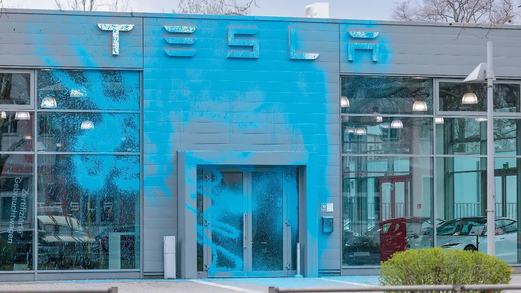 Die-Fassade-rund-um-den-Eingangsbereich-eines-Berliner-Tesla-Autohauses-ist-nun-blau